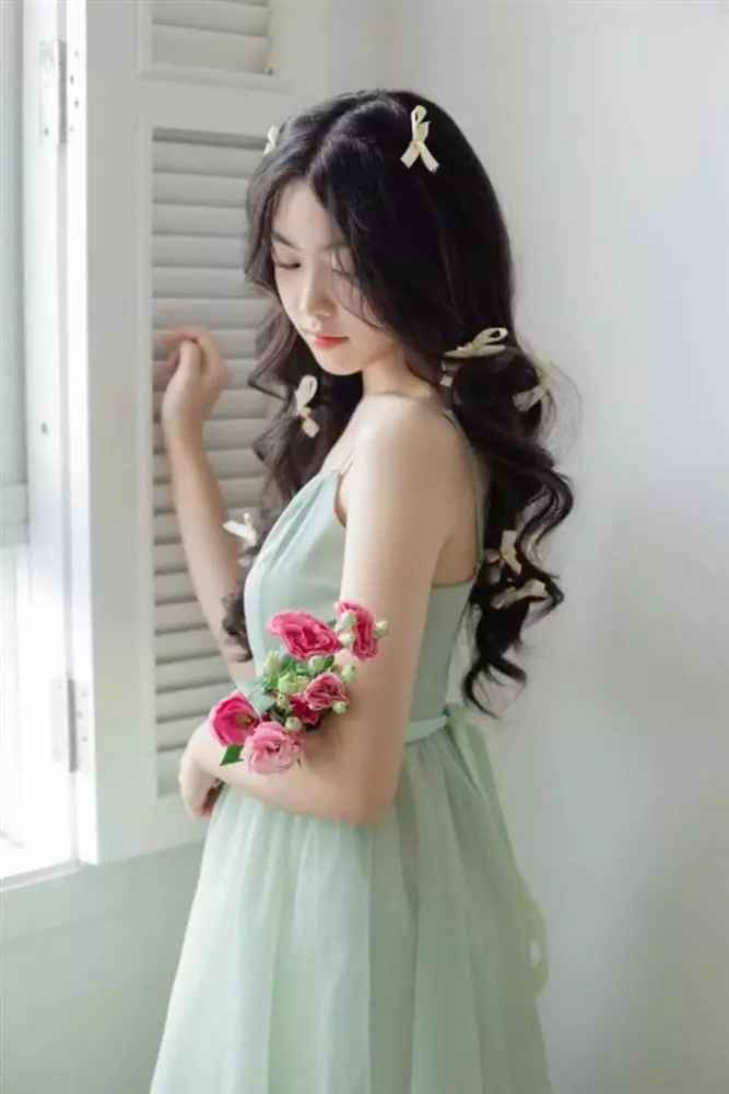 Chưa hết, đẳng cấp nhan sắc của con gái Quyền Linh tiếp tục được khẳng định ở clip hậu trường chụp ảnh trong ngày đón tuổi mới.