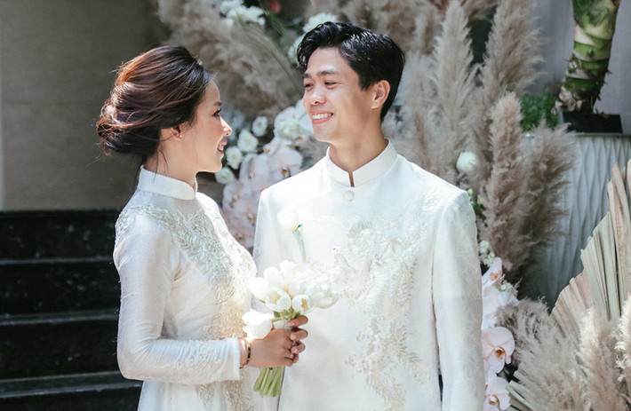 Viên Minh được xem là người vợ lý tưởng, hậu phương vững chắc khi biết thu vén công việc giúp Công Phượng yên tâm thi đấu. Theo tiết lộ, sau khi cưới vợ chồng nam cầu thủ đã có trong tay khối tài sản 100 tỷ.