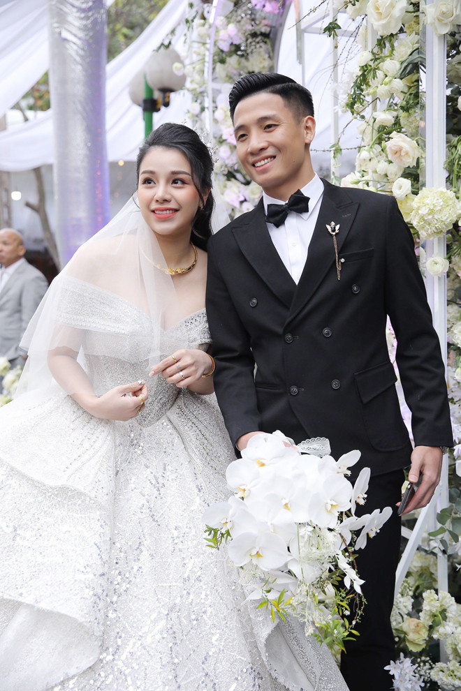 Công khai chưa đầy 1 năm, trung vệ Bùi Tiến Dũng và bạn gái Nguyễn Khánh Linh quyết định về chung nhà.