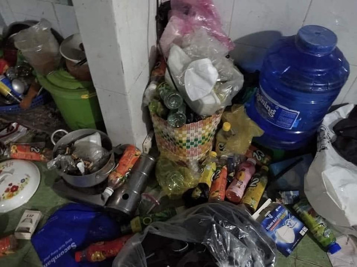 Bước vào căn phòng, chủ trọ kinh hãi khi trước mặt là một bãi rác bốc mùi khó chịu. Đủ loại rác, từ hộp giấy, bánh kẹo, trà sữa, đồ ăn liền để đầy ra sàn nhà, trên bếp.