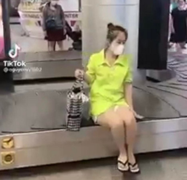 Hành động này tuy không gây nguy hiểm đến an toàn bay nhưng lại khiến người xung quanh có cái nhìn phản cảm. Ảnh: Tổng hợp