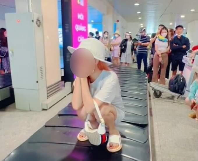 Đa số mọi người đều chỉ trích hành động của cô gái và yêu cầu phải cấm bay người này để có thể ngăn chặn triệt để vấn đề vi phạm an ninh hàng không.