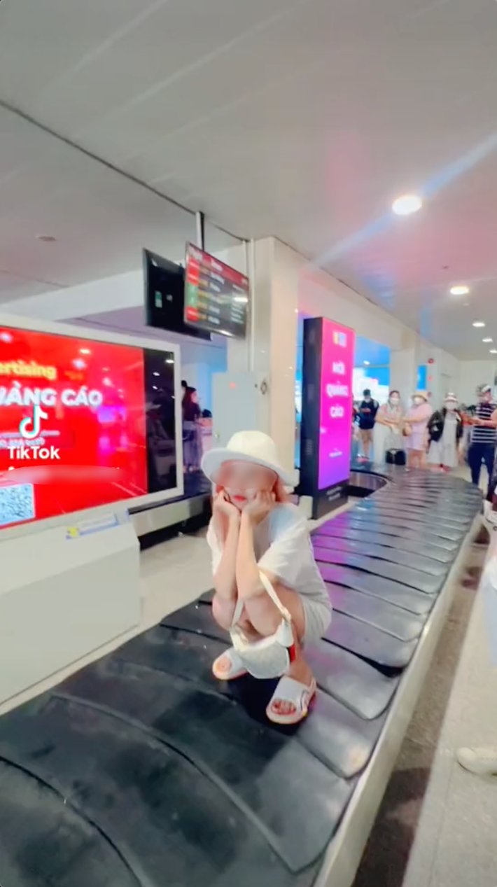 Đây không phải là trường hợp đầu tiên có hành vi phản cảm tại sân bay, bởi trước đó cũng đã ghi nhận 3 - 4 hành khách có hành động tương tự.