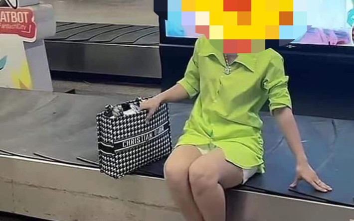 Cô gái thản nhiên ngồi lên băng chuyền cười đùa để quay clip làm nhiều hành khách ngao ngán.
