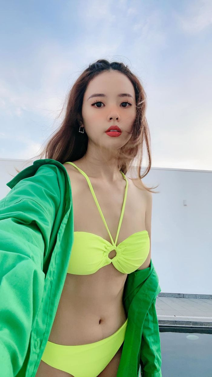 Chưa hết, cũng chính trong những chuyến nghỉ dưỡng và nữ giảng viên trường Hutech cho dân mạng chiêm ngưỡng sự táo bạo trong gu thời trang của mình.