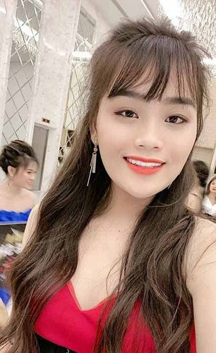 Gần đây, trên trang cá nhân của mình, Ngân Thảo chia sẻ ảnh mới của cô. Bên cạnh còn có anh bạn trai lâu năm là người đã đồng hành cùng "thánh sún" từ trước khi cô tham gia Thách Thức Danh Hài cho đến hiện tại.