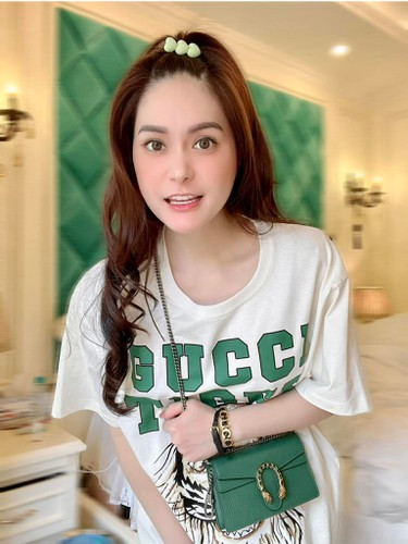 Khi chồng hỏi mua làm gì, Di Băng cho biết: "Bắt chước anh Thái Công để vô toilet để đựng khăn lau tay và nước hoa để xịt sau khi rửa tay".