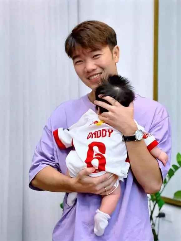 Trong hình, cầu thủ Lương Xuân Trường bế trên tay một bé trai trông khá bụ bẫm. Bên cạnh anh còn có một bé gái khác sở hữu ngoại hình xinh xắn.