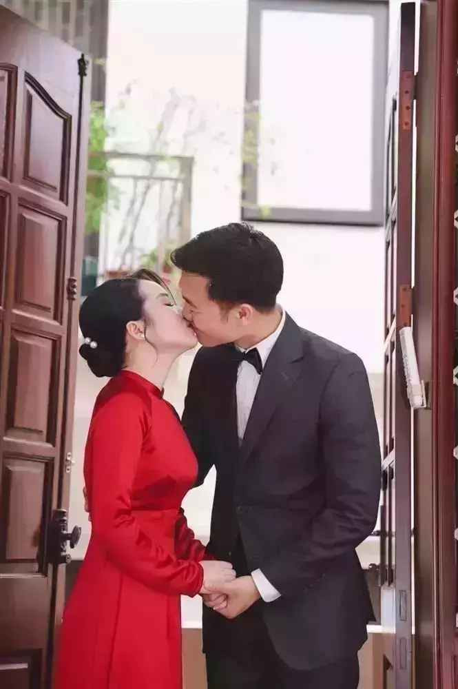 Đến đây, nhiều người đoán rằng bé trai trong ảnh là con của Xuân Trường. Bởi nhìn gương mặt cậu nhóc có nhiều nét giống với cầu thủ họ Lương.