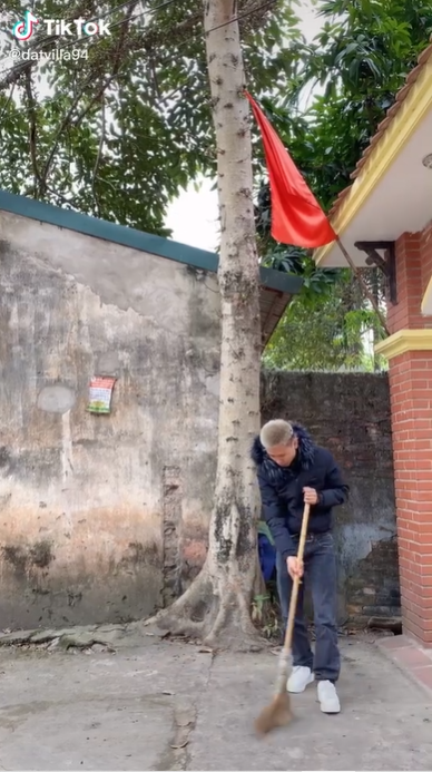 Được biết, trước khi trở thành hot TikTok nổi tiếng, Đạt Villa có công việc chính là quản lý tiệm tóc. Nhưng sau khi được anh em đồng nghiệp rủ rê tạo trend, anh cũng tập tành chơi thử, nào ngờ lại lên xu hướng và được nhiều bạn trẻ thích thú.