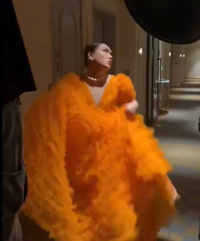 Mới đây, Phạm Thoại khiến dân mạng vô cùng bất ngờ khi tung ra đoạn clip pose hình “giật đùng đùng”. Theo đó, hot Tiktoker đã diện bộ váy dạ hội màu cam vô cùng nổi bật với thiết kế tùng váy bồng xòe và phần cổ áo khoét sâu.