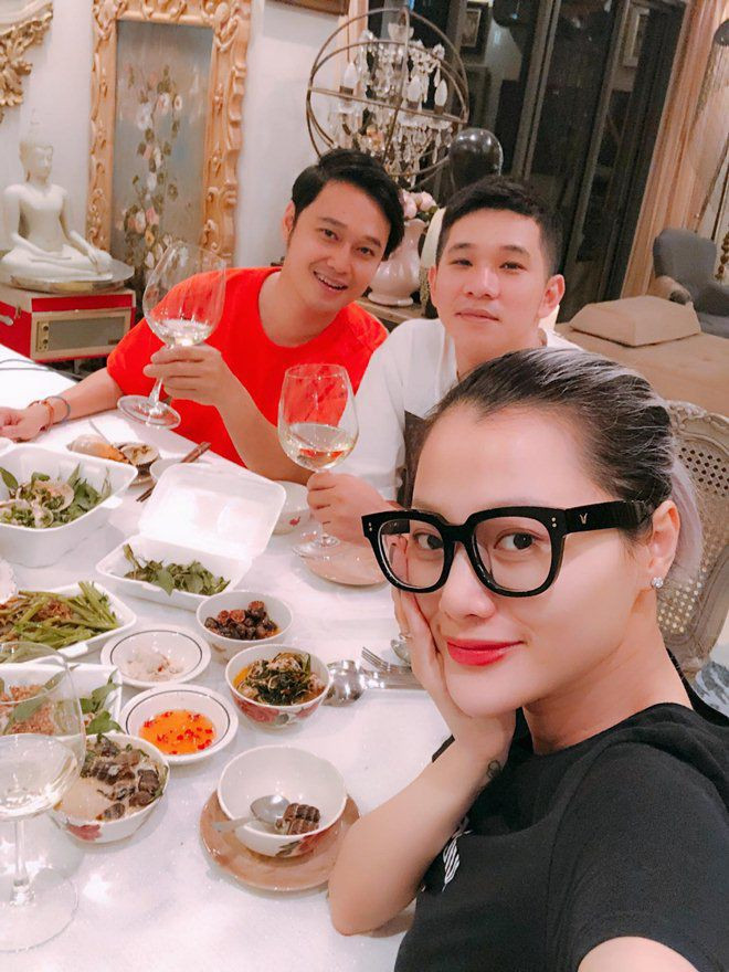 Trên trang cá nhân, ngoài khoe những khoảnh khắc ngọt ngào, em gái Quang Vinh khiến nhiều người xuýt xoa khi thường xuyên được chồng đưa đi du lịch nhiều quốc gia như Nhật Bản, Hàn Quốc, Pháp, Italy, Indonesia,...