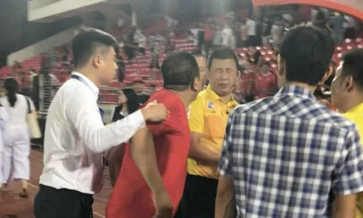 Trọng tài Hoàng Ngọc Hà đang làm thủ tục giấy tờ với các trợ lý sau trận đấu thì bất ngờ bị tấn công. Người đàn ông mặc áo đỏ ngang nhiên đi đến kéo trọng tài FIFA người Hà Nội ra rồi phun nước bọt vào mặt "vua áo đen".