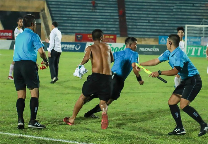 Ở trận đấu giữa CLB Nam Định và Sông Lam Nghệ An tại vòng 18 V.League 2018, ban huấn luyện và các cầu thủ Nam Định đã phản ứng rất gay gắt với trọng tài. Một CĐV Nam Định đã lao xuống sân rượt đuổi trọng tài chính Trần Đình Thịnh. Khoảng thời gian cuối trận đấu, khán đài sân Thiên Trường xuất hiện tình trạng đồng thanh chửi rất phản cảm.