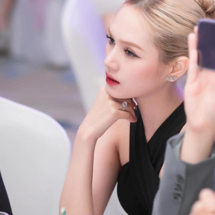 Cùng một thiết kế nhưng Xoài Non và Nhã Phương vẫn đều vô cùng nổi bật với vẻ đẹp, khí chất khác nhau.
