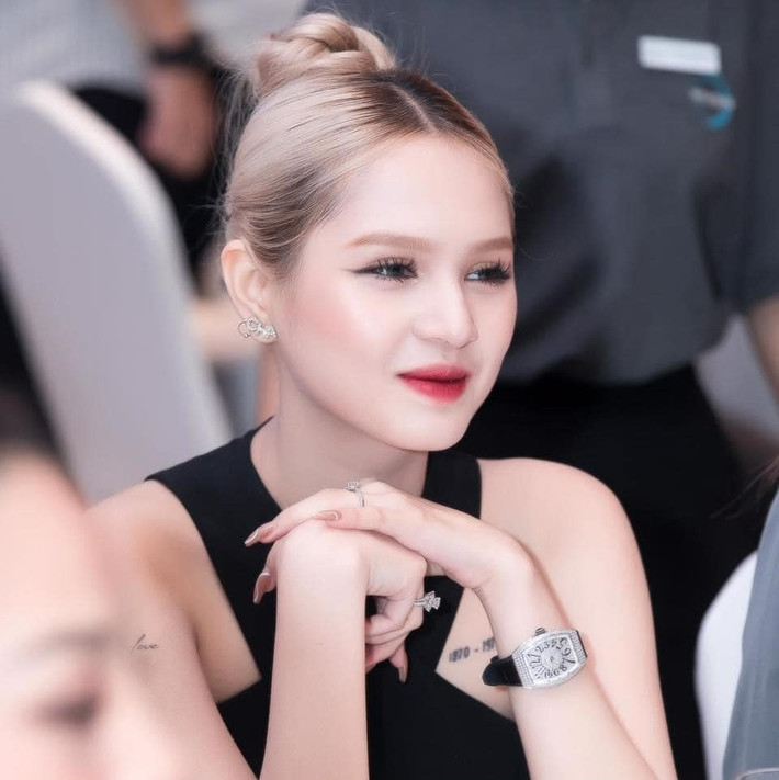 Có thể thấy, mặc dù diện cùng một trang phục nhưng cả Xoài Non và Nhã Phương đều mang đến một vẻ đẹp khác nhau, bất phân thắng bại.