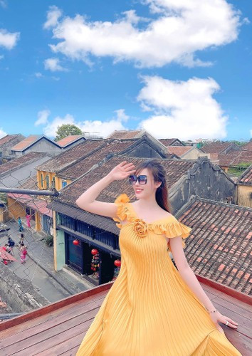 Người đẹp từng được biết đến với biệt danh "hot girl giám thị" khi hình ảnh xinh đẹp của cô khi đi coi thi được lan truyền trên mạng xã hội.