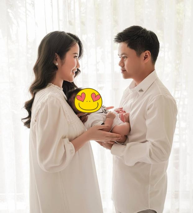 Nếu tính trong năm 2021, cặp đôi "công tử - gái xinh" chiếm nhiều spotlight nhất chắc chắn phải là Phan Thành và Primmy Trương. Đầu năm, cả hai có một lễ ăn hỏi và đám cưới hoành tráng với hàng loạt chiếc xe sang, đến gần cuối năm, vợ vị đại gia hạ sinh con trai đầu lòng.