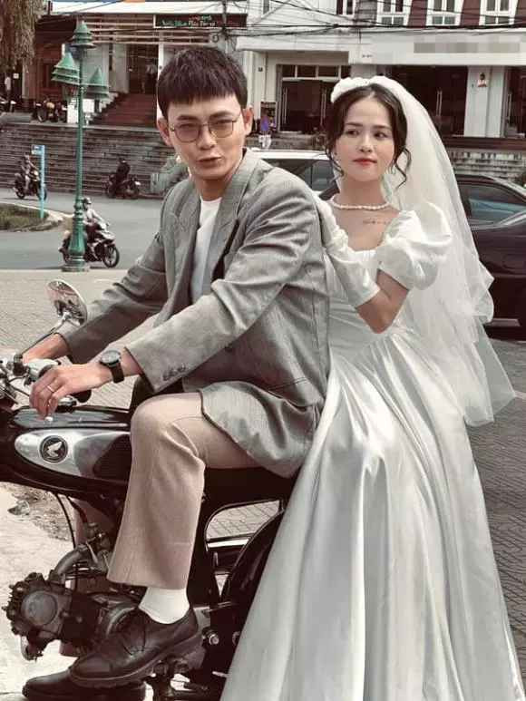 Sau tiệc báo hỷ ở Nghệ An, để chuẩn bị cho hôn lễ lần 2 sẽ diễn ra tại TP. HCM, bạn gái cũ Quang Hải là Huyền My và anh xã - diễn viên hài Anh Tú đã cất công lên Đà Lạt chụp ảnh cưới.