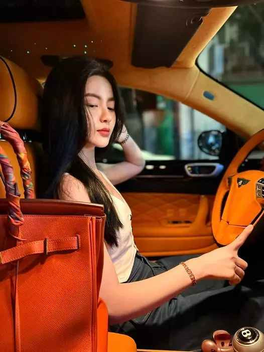 Mới nhất, Chu Thanh Huyền đã khoe ảnh check-in kèm theo caption: "Tuy không được xinh nhưng tiền mình cũng thiếu".