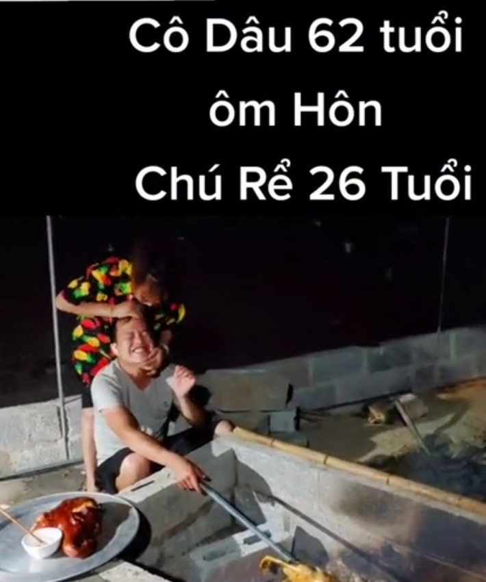 Cô dâu 62 tuổi này trêu đùa khiến mọi người ai cũng phải bật cười: "Đây, bây giờ nhìn thế này là mọi người biết được mình có hạnh phúc không."