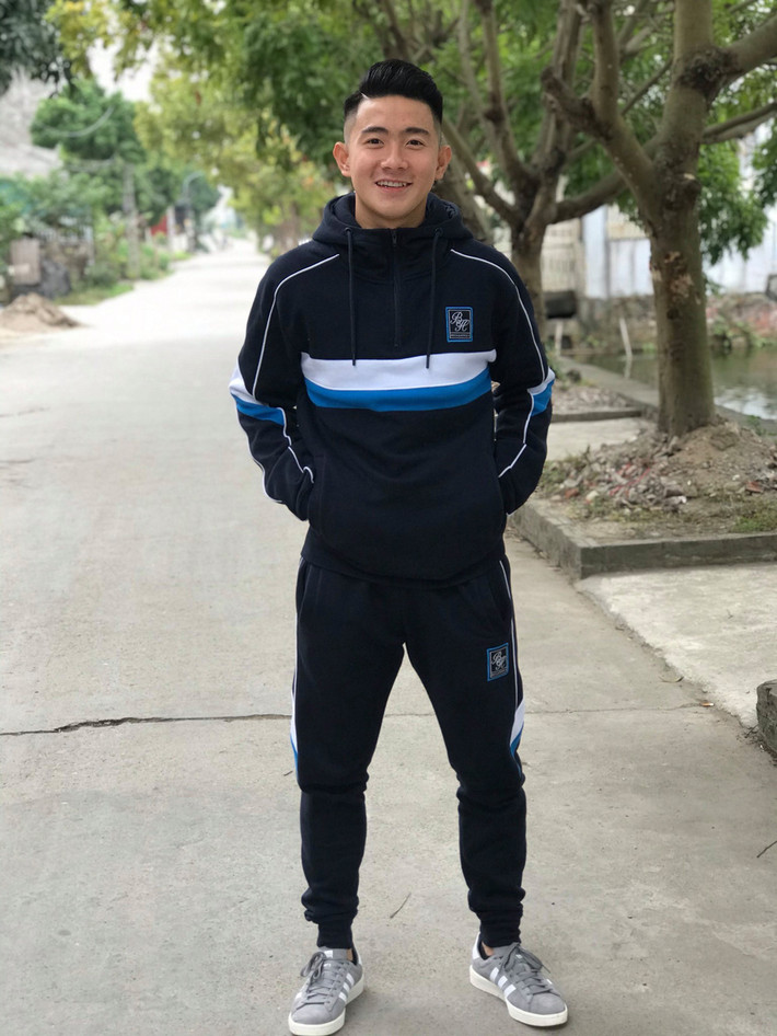 Sơn Con sở hữu khuôn mặt cực kì ăn hình, được nhận xét là có nét giống với ca sĩ Ông Cao Thắng.