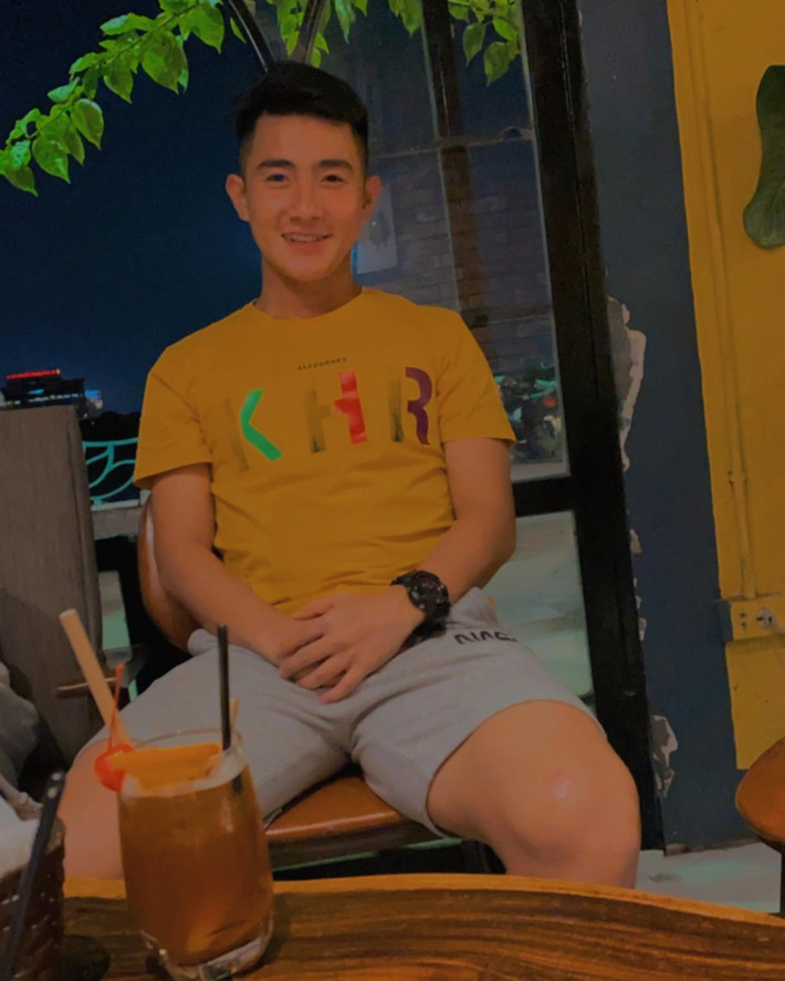 Nguyễn Văn Sơn sinh năm 2001, được biết đến với biệt danh Sơn Con, quê Hà Nội. Anh chàng đang thi đấu ở vị trí hậu vệ trái cho đội tuyển U23 Việt Nam.