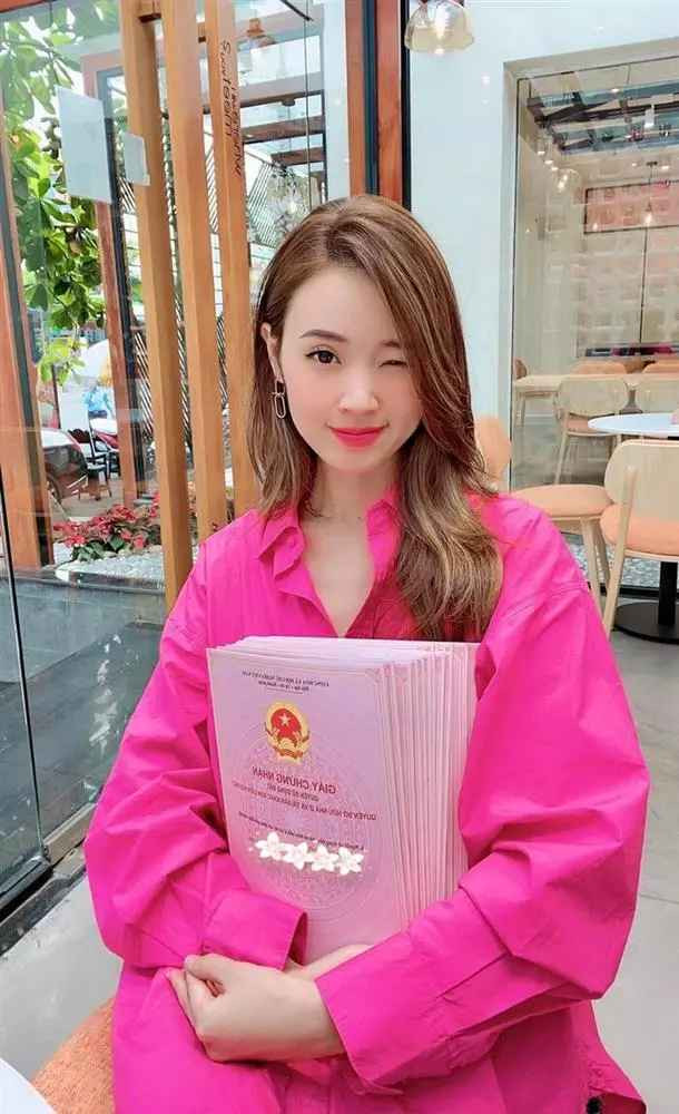 Ngỡ ngàng trước tình cảm của đồng nghiệp, hot girl Midu chỉ biết cười hạnh phúc mà thôi.