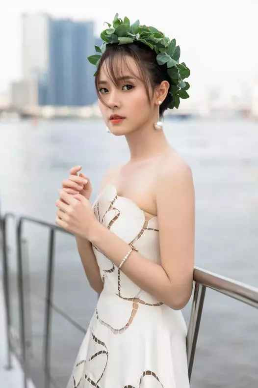 Mới nhất trên story Facebook, Midu đăng tải clip đang ngồi lái xe ô tô. Thế nhưng, không lâu sau đó, Puka bất ngờ đi tới, đứng ở ngay sát xe cầm trên tay một bông hoa hồng rồi hát bài Happy Birthday.