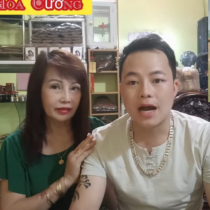Thời điểm công khai mối quan hệ rồi kết hôn, cô dâu Thu Sao và chồng trẻ từng trở thành đề tài bàn tán của nhiều người khi liên tục đưa ra loạt phát ngôn gây tranh cãi, chỉnh sửa nhan sắc để “níu kéo tuổi xuân” hay thể hiện tình cảm một cách quá lố…