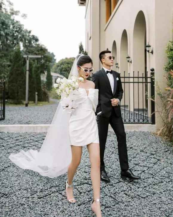 Kèm theo loạt hình, cầu thủ Nguyễn Huy Hùng viết: "Trải qua suốt 8 năm gắn bó đi cùng nhau những thăng trầm trong cuộc sống, chính thức trận chung kết cup C1 Châu Âu được diễn ra vào Chủ Nhật ngày 4/12...