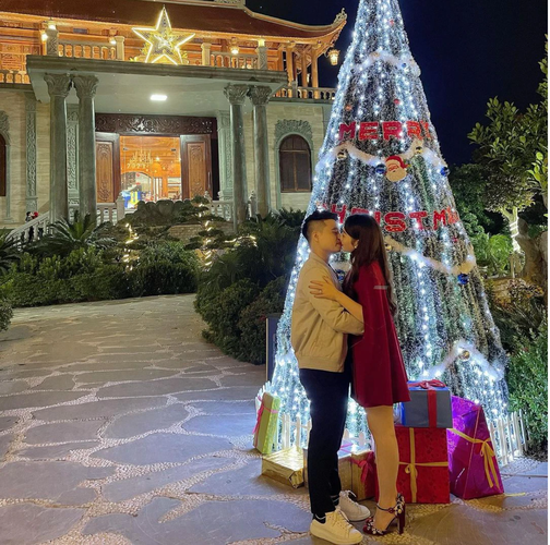 Đúng là không gì qua được mắt cú vọ của dân mạng phần lớn mọi người đều phán đoán chính xác vì ngay sau đó “cô dâu 200 cây vàng” - con dâu của chủ nhân tòa lâu đài đã lên tiếng đính chính về thông tin gây “sóng gió” trong thời gian vừa qua với thái độ cực kỳ bức xúc.