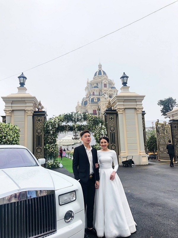 Đáng chú ý, chủ nhân tài khoản còn ra giá toà lâu đài của gia đình nhà chồng "cô dâu 200 cây vàng Nam Định" đến gầy 600 tỷ VND, cái giá khiến cư dân mạng phải choáng váng.