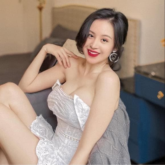 Bà Tưng ( Lê Thị Huyền Anh) là hiện tượng mạng đình đám nổi tiếng cách đây 7-8 năm trước. Bẵng đi thời gian ồn ào, gái xinh quê Nghệ An gần đây quay trở lại với hình ảnh ngoan hiền, điềm đạm và trưởng thành hơn.
