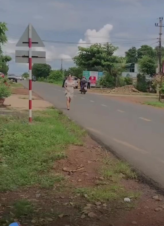 Cuộc vui nào cũng có hồi kết, sau đám cưới, thông thường những người bạn sẽ rời đi, để lại không gian riêng cho đôi vợ chồng trẻ. Tuy nhiên, có những khi vì quá nhớ bạn mà cô dâu nhất quyết giữ lại.