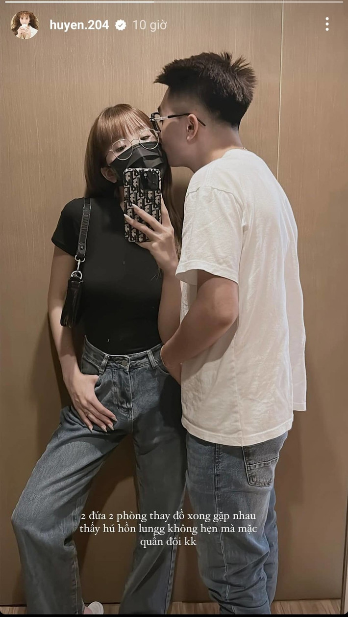 Mới đây nhất, trên nền tảng Instagram của mình, hot girl Huyền 2k4 đã bất ngờ đăng tải hình ảnh cô nàng và thiếu gia Bụt, kèm theo là dòng caption: "2 đứa 2 phòng thay đồ xong gặp nhau thấy hú hồn luôn, không hẹn mà mặc quần đôi".