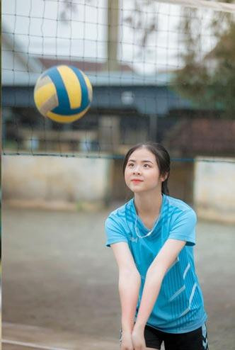 Cô gái trong ảnh là Nguyễn Ngân Hà (19 tuổi, quê Nghệ An), hiện là sinh viên khoa Kinh doanh quốc tế, trường Đại học Kinh tế (Đại học Đà Nẵng).