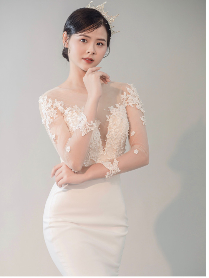 Sau mỗi giờ học buổi chiều, cô nàng đều ra sân chơi bóng cùng các bạn. Với chiều cao vượt trội (1m70), Ngân Hà rất thích hợp với bộ môn thể thao này.