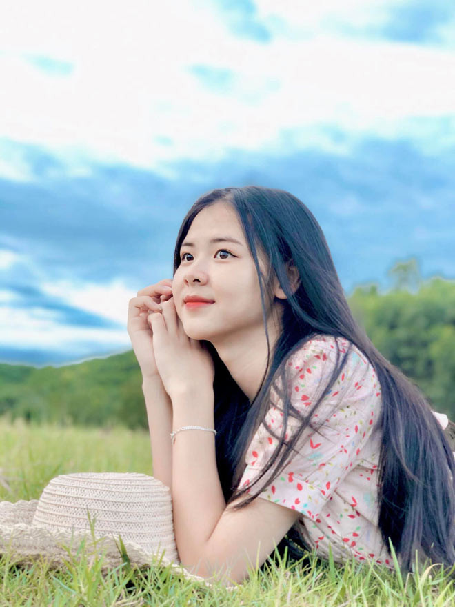 Ngân Hà là một cô gái “đa di năng”. Không chỉ đạt thành tích tốt trong học tập (đạt danh hiệu “Sinh viên 5 tốt cấp trường”), Ngân Hà còn giỏi thể thao, đặc biệt ở bộ môn bóng đá và bóng chuyền.