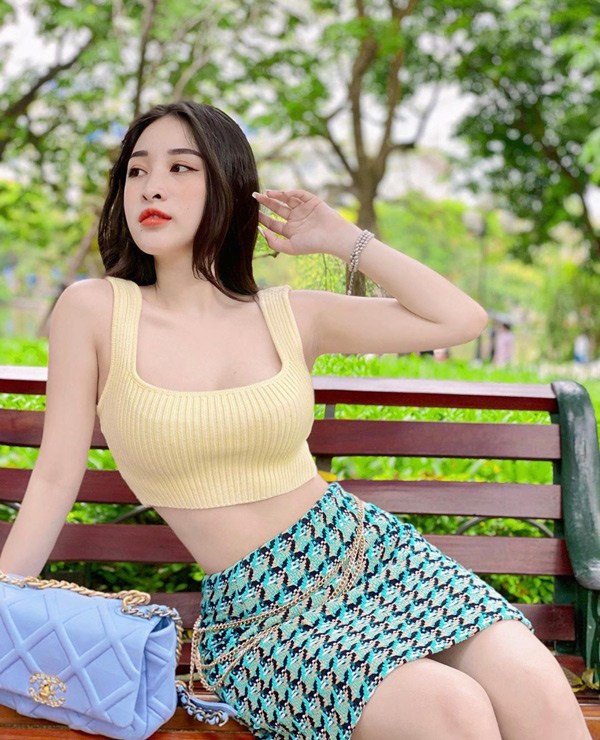 Với lợi thể hình thể đẹp, Ngọc Khánh chẳng ngại ngần khoe những đường cong điểm 10 của mình.