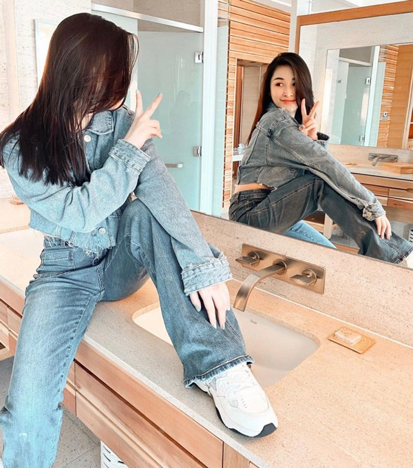 Bên cạnh đó, Ngọc Khánh cũng khoe trọn hình thể nổi bật trong những set đồ ôm sát.