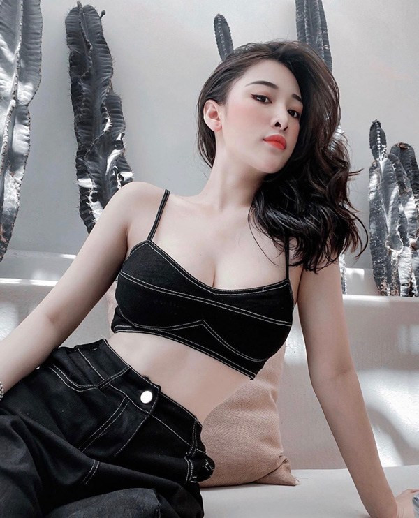 Ngoài những ý kiến đánh giá, nhận xét thì netizen cũng mở luôn cuộc tìm kiếm danh tính của cô gái trên. Và chẳng mất quá lâu, những thông tin đầu tiên của nữ chính cũng đã lộ diện.