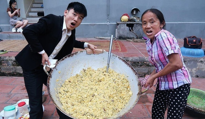 “Giờ cô cảm thấy mình trẻ ra đến 10 tuổi, cũng thỏa lòng khi có được làn da như ngày hôm nay", người phụ nữ có kênh Youtuber triệu view này cảm thán trong hạnh phúc.
