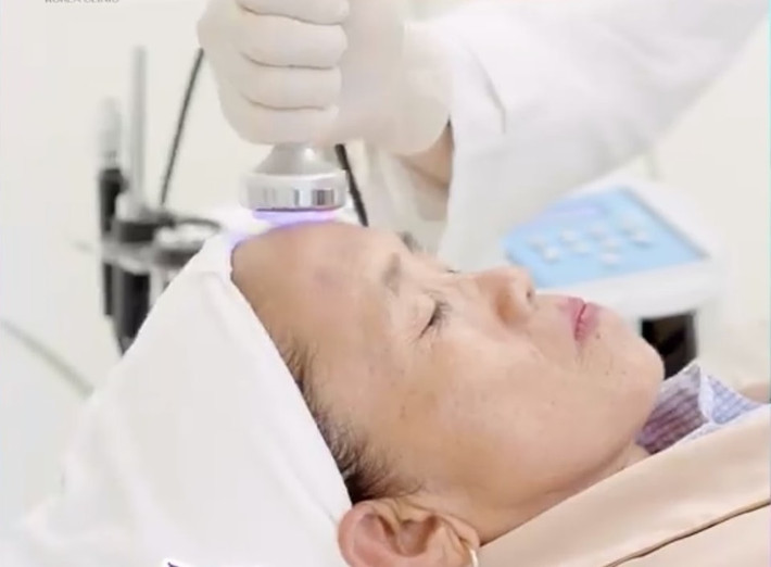 Mặt khác, nhiều người cũng bày tỏ niềm yêu mến gương mặt phúc hậu, mộc mạc của YouTuber U60 và mong bà đừng sửa thêm nữa vì sẽ ảnh hưởng đến sức khỏe.
