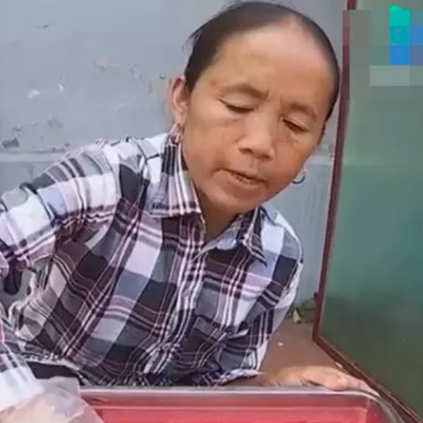 Thế nhưng khi nhìn sang những người bạn đồng niên, bà lại buồn vì trông mình đứng tuổi hơn. Với mong muốn được trẻ ra 3-4 tuổi và bỏ được hết lớp nếp nhăn trên mặt, bà và con trai đã lặn lội vào Sài Gòn để tân trang ngoại hình.