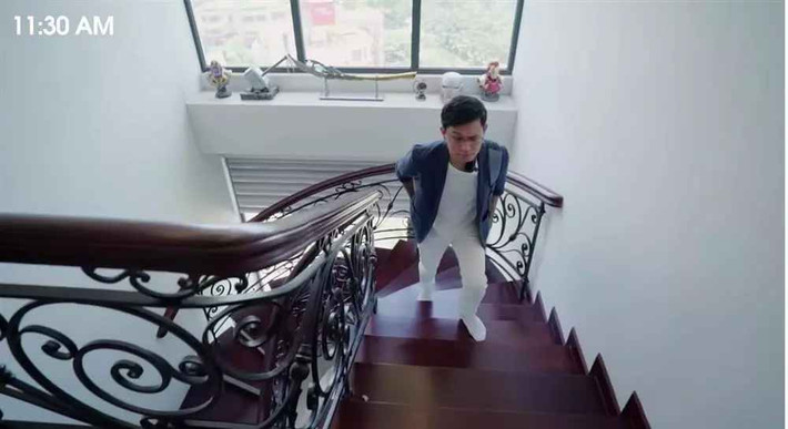 Việt Hoàng nhẵn mặt với công chúng từ các bản tin như Chuyển Động 24h, Cuộc Hẹn Cuối tuần, Zlife...