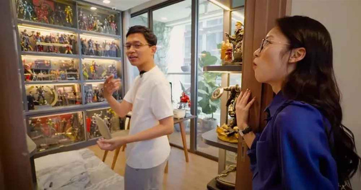 Đặc biệt, khi khám phá phòng làm việc của Việt Hoàng, Khánh Vy cũng phải "mắt chữ O mồm chữ A" vì bộ sưu tập mô hình Marvel của đàn anh.