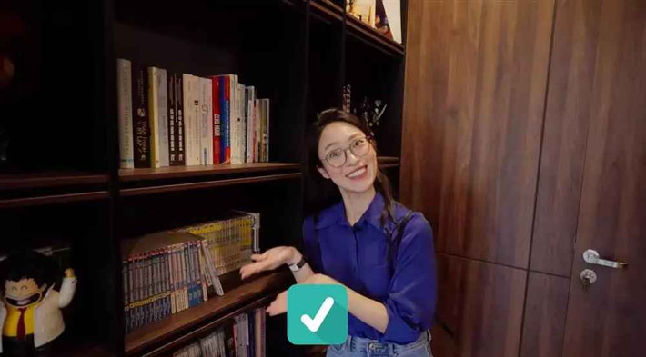 Nơi đây được trưng bày rất nhiều loại sách và cả những giải thưởng BTV Việt Hoàng đã đạt được.