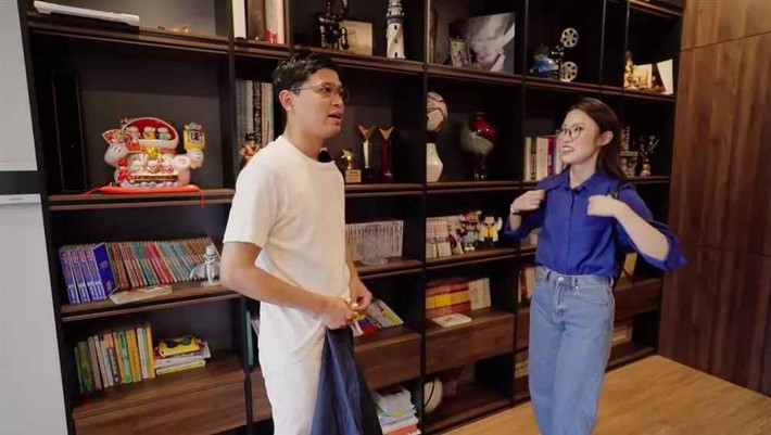 Việt Hoàng được biết đến là một trong những BTV mặn mòi nhất cùa Đài truyền hình Việt Nam. Anh được mọi người gọi với nhiều biệt danh "anh da nâu", "thánh cà khịa"...