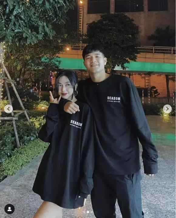 Đức Chinh lần đầu công khai việc hẹn hò với Mai Hà Trang qua bức ảnh tình tứ được đăng tải vào tháng 7/2019. Trước đó cả 2 từng lộ rất nhiều hint hẹn hò.